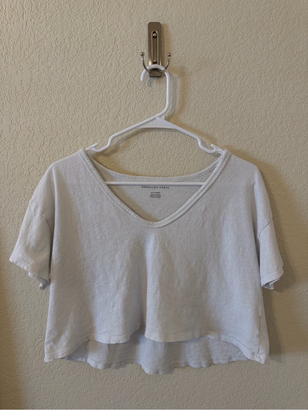 American Eagle Outfitters White Cropped V-Neck Tee